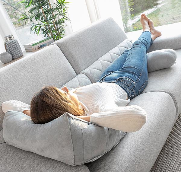 Coussin de lecture triangulaire avec appui-tête et poche latérale