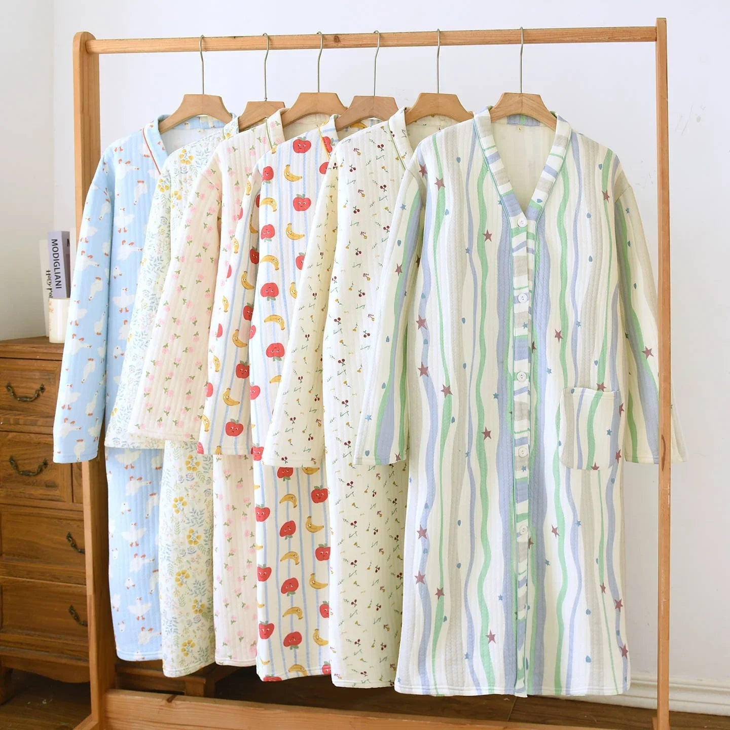 Robe de Nuit Femme en Coton Épais – Motifs, Col V et Manches Longues