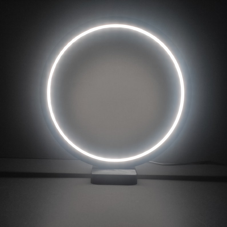 Lampe circulaire LED contrôlée par Bluetooth